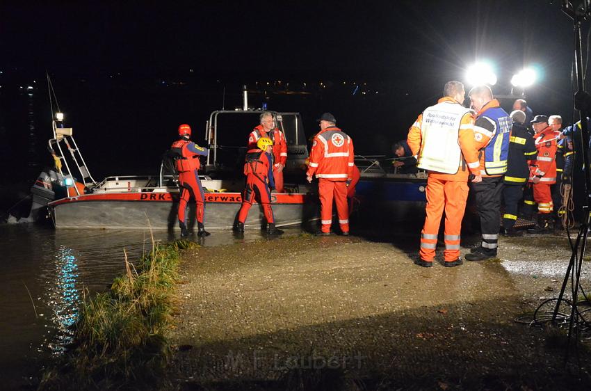 Einsatz BF Koeln PKW im Rhein Mondorf Hersel P079.JPG